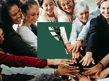 Im Hintergrund legen mehrere Menschen lachend die Hände übereinander. Im Vordergrund ist das Volksbank Logo in Grün zu sehen.