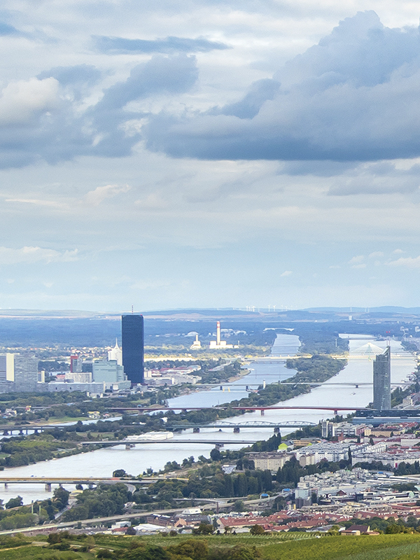 Ein Blick von Norden auf die Donau in Wien Richtung Süden.